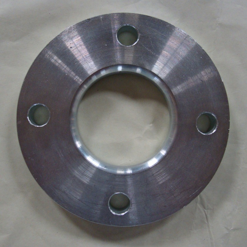 El segundo muestra su forma circular con agujeros para tornillos (estructura de brida típica).