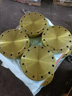 Đây là các mặt bích bịt kín bằng đồng thau (hoặc mạ đồng thau) – một bộ phận đường ống được thiết kế để bịt kín đầu hở của hệ thống đường ống. Chúng có cấu trúc dạng đĩa phẳng, chắc chắn với các lỗ bu lông được bố trí đều xung quanh mép, cho phép chúng được gắn chặt vào các mặt bích tương ứng để tạo ra lớp bịt kín không rò rỉ.