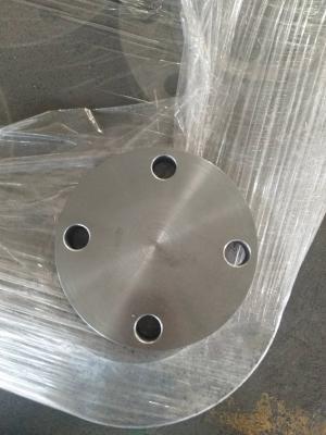 Đây là mặt bích bịt kín bằng thép không gỉ – một bộ phận đường ống được thiết kế để bịt kín đầu cuối hở của hệ thống đường ống. Nó có cấu trúc chắc chắn, hình đĩa với các lỗ bu lông được bố trí đều xung quanh mép, cho phép nó được gắn chặt vào mặt bích tương ứng (kết hợp với gioăng) để bịt kín hoàn toàn, không rò rỉ.