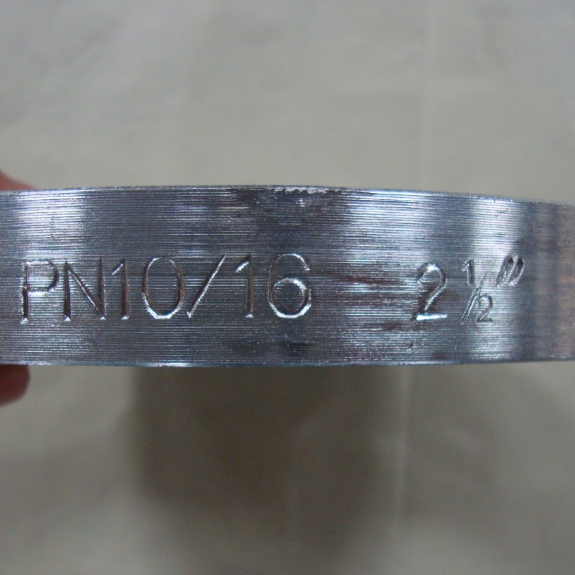 El tercero indica sus especificaciones: “PN10/16” (clase de presión) y “2½”” (tamaño de 2,5 pulgadas).