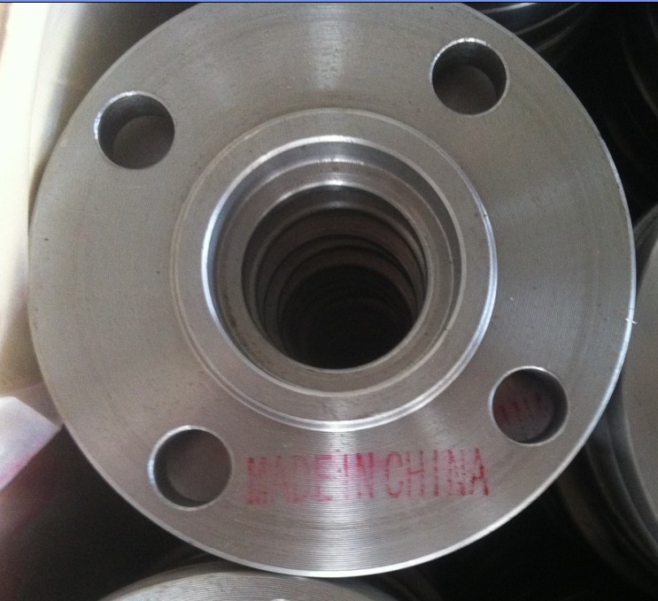 Primo piano di una flangia slip-on metallica (contrassegnata in rosso con la dicitura "MADE IN CHINA"). Presenta una superficie liscia in acciaio, un foro centrale standard e fori per bulloni distribuiti uniformemente, tipici delle applicazioni di collegamento di tubazioni.