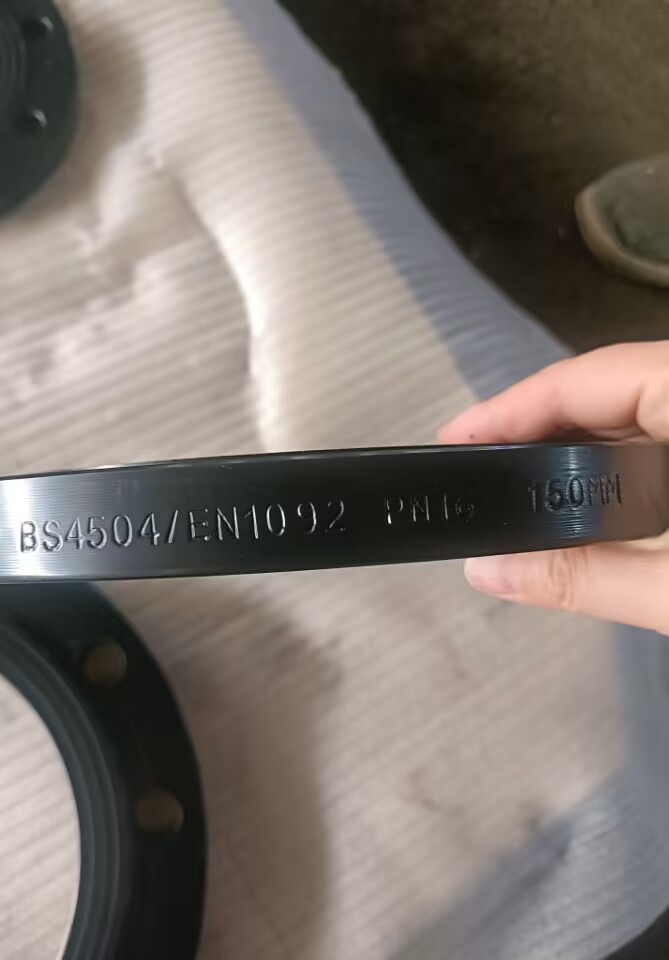 Mặt bích phẳng (FF) là một loại mặt bích đường ống có bề mặt làm kín phẳng, được thiết kế để khớp với một mặt bích phẳng khác (hoặc một mặt bích có bề mặt tương ứng). Nó thường được sử dụng trong các ứng dụng áp suất thấp, không quan trọng (ví dụ: hệ thống nước, khí nén) để kết nối các đường ống, van hoặc thiết bị. Các tiêu chuẩn (như BS 4504/EN 1092, ASME B16.5) xác định kích thước (lỗ bu lông, đường kính, độ dày) và định mức áp suất (ví dụ: PN16, Class 150) của nó.